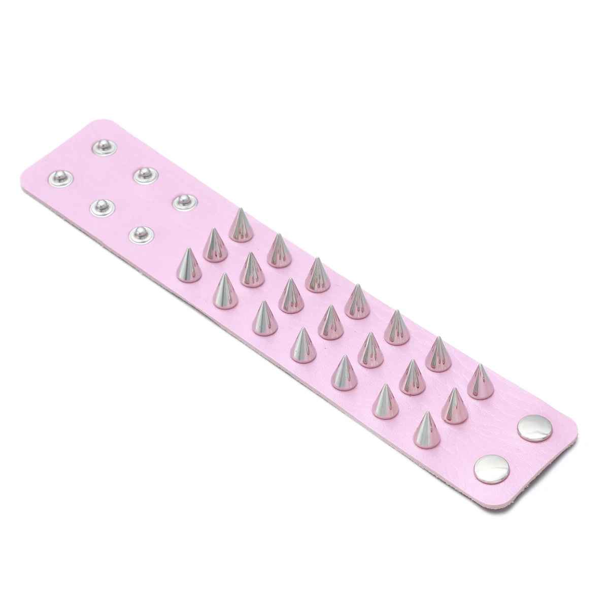 Bijou clouté pour un look punk affirmé, confectionné en cuir PU souple.