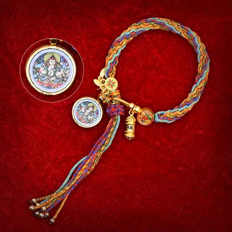 Tressage multicolore représentant des énergies protectrices.