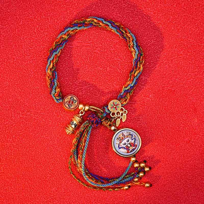 Bracelet porté au poignet, style tibétain et spirituel.