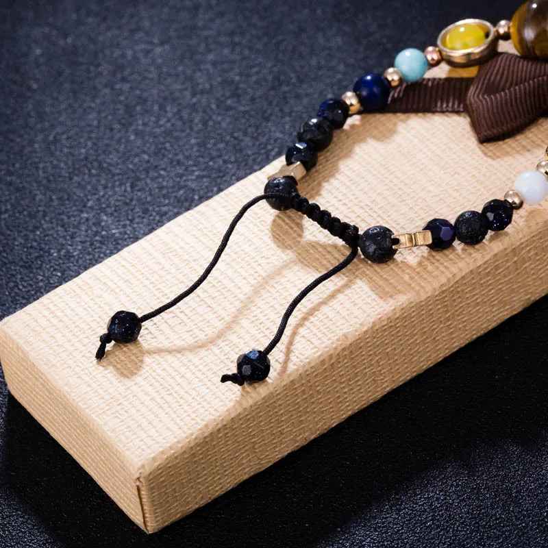 Fermoir en macramé ajustable du bracelet cosmique en pierres naturelles.