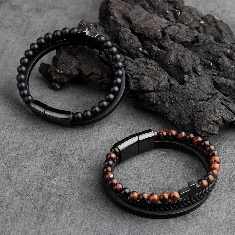 Bracelet masculin avec perles de pierre de lave et cuir noir tressé.