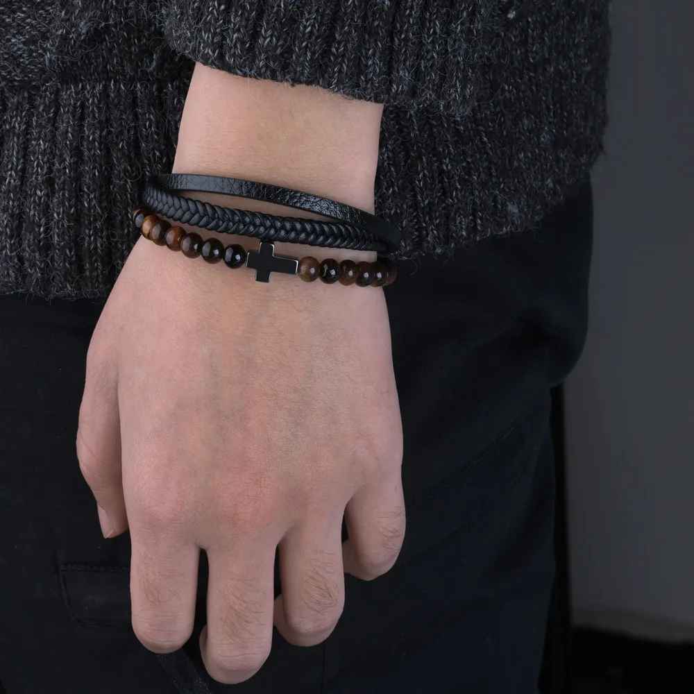 Bracelet en cuir noir avec rang de perles sombres et croix en hématite.