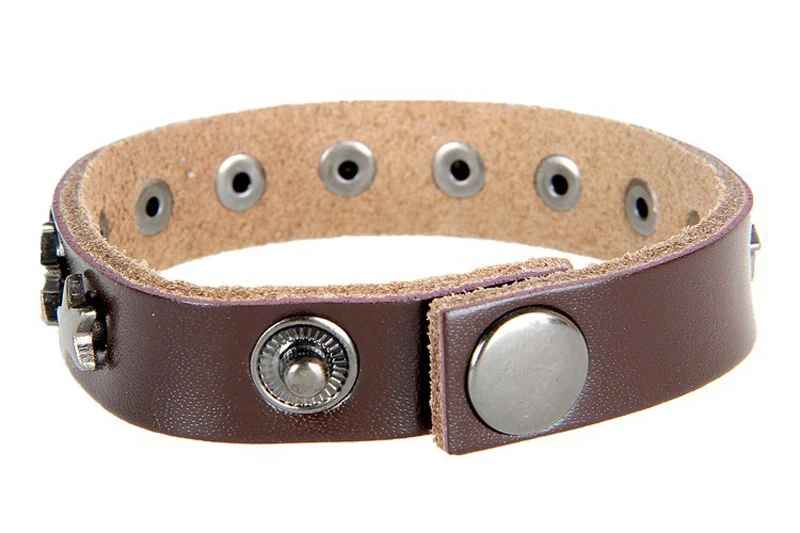 Bracelet noir audacieux évoquant un look punk underground.