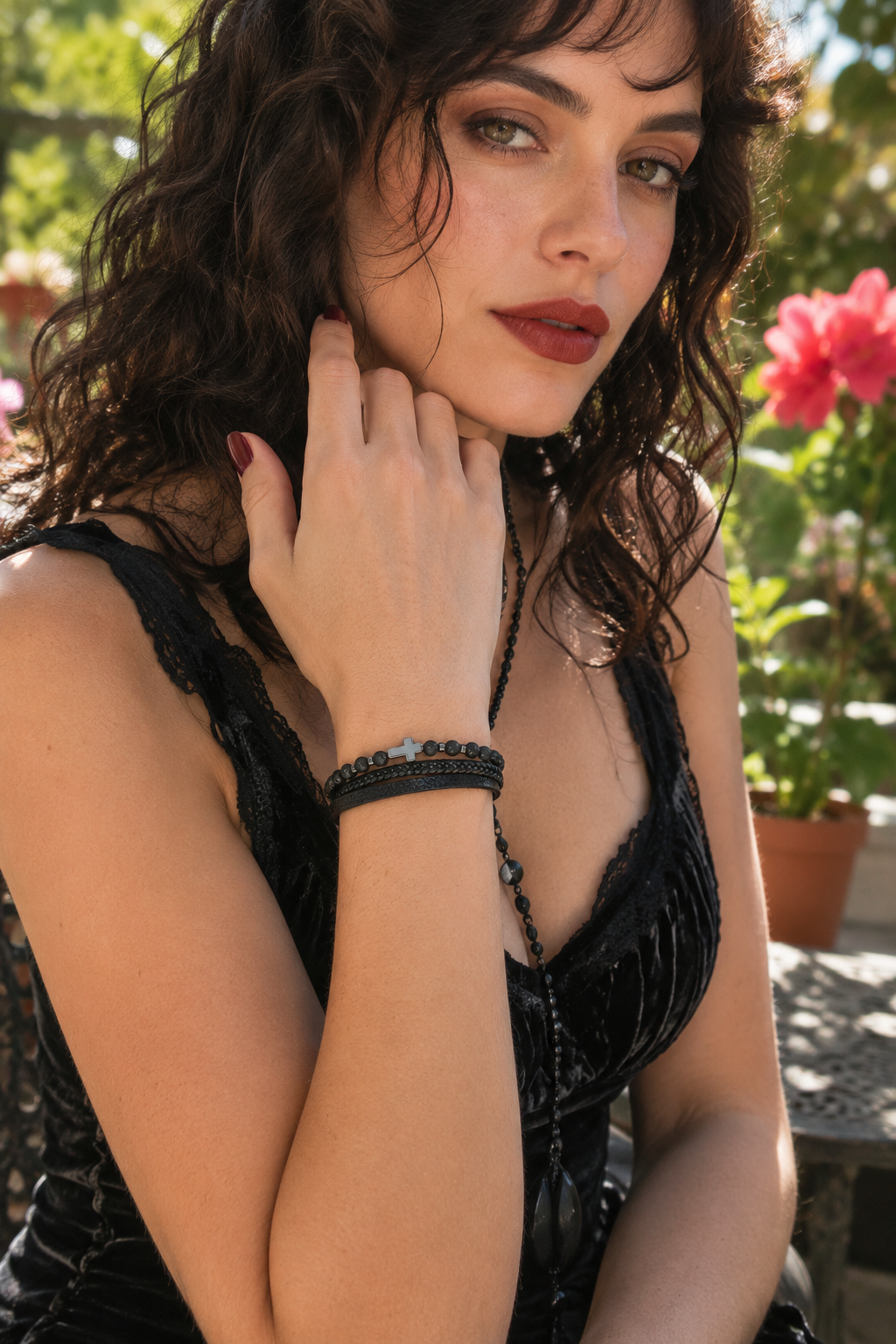 Bracelet en cuir tressé avec perles naturelles, décliné autour de l’onyx givré, de l’œil-de-tigre, de la pierre de lave, de la larvikite et du jaspe paysage.