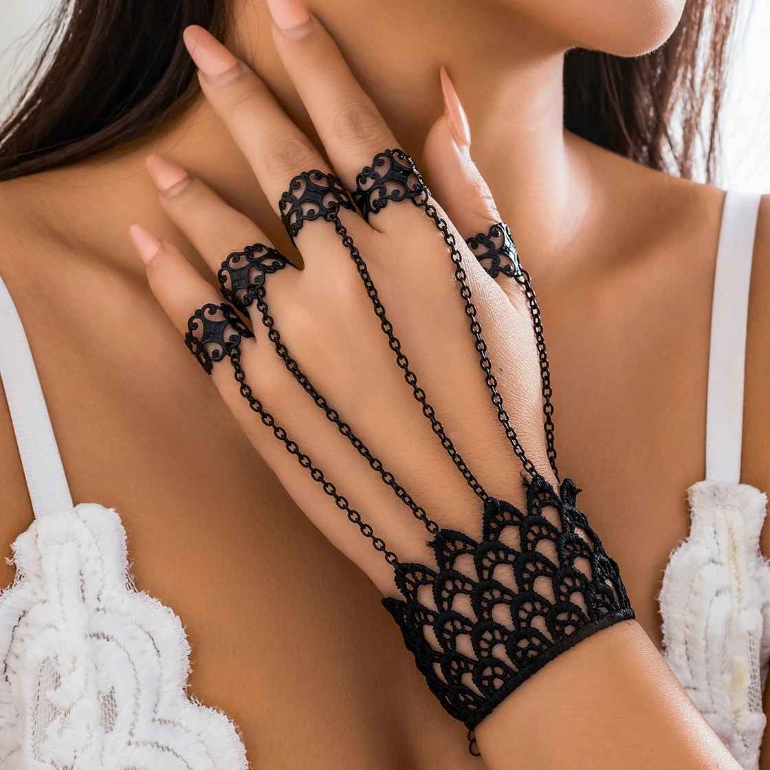 Motif ajouré en dentelle noire avec attaches en chaîne.
