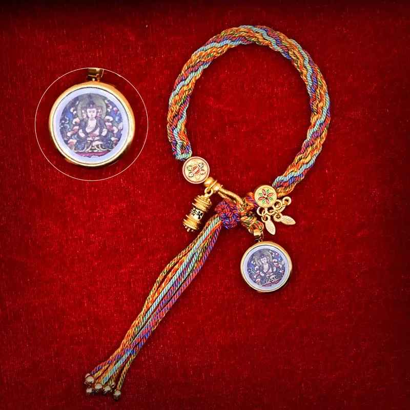 Zoom sur le tressage coloré en coton du bracelet tibétain artisanal.