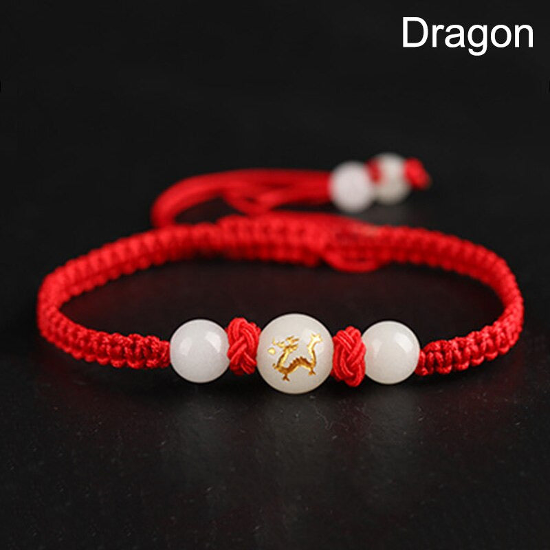 Bracelet Feng Shui rouge avec médaillon du Dragon, symbole de puissance et de protection.