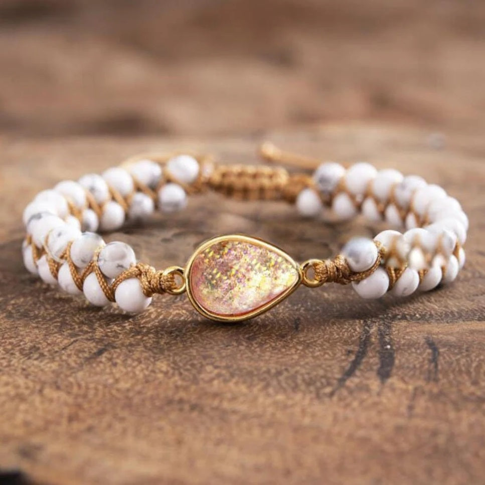 Bracelet énergétique boho-chic composé de pierres howlite et opale, symbole d’équilibre et de sérénité.