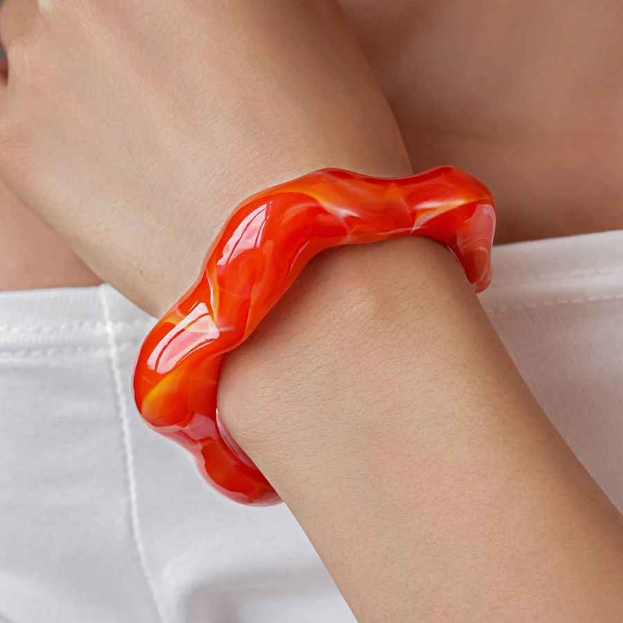 Bracelet marbré en résine épaisse, teinte profonde et chaleureuse.