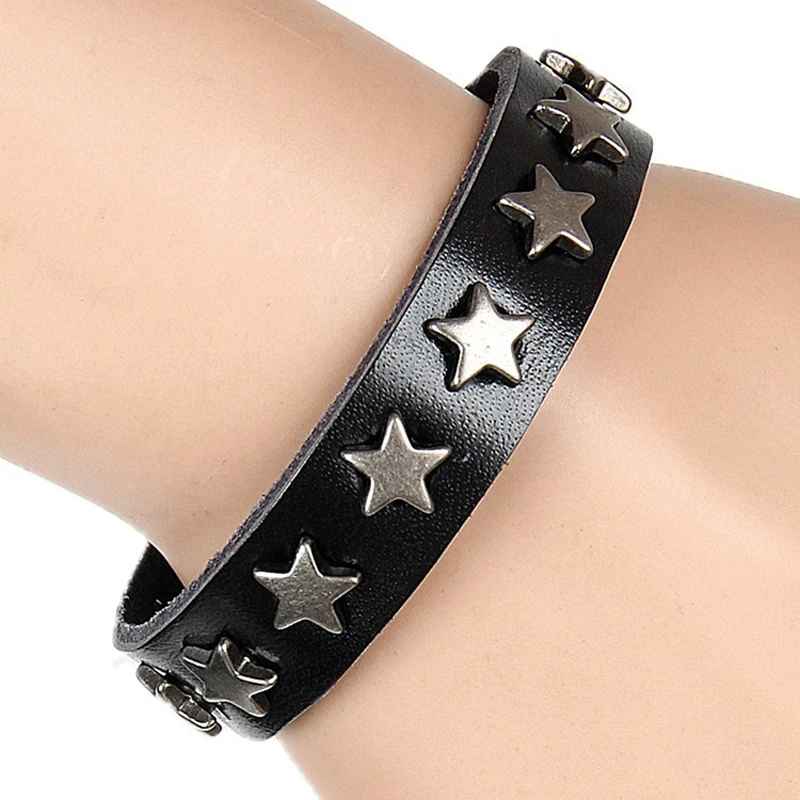Détail des étoiles métalliques sur le bracelet en cuir PU noir.