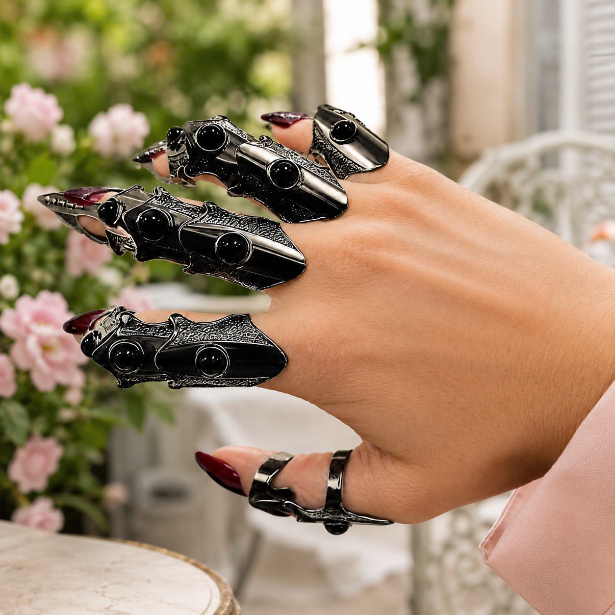 Bracelet exo-squelette articulé qui épouse la main avec des éléments métalliques mobiles. Son allure mécanique renforce un style sombre et dystopique.