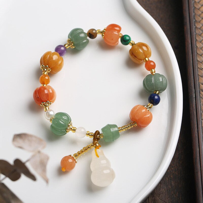 Bracelet Feng Shui artisanal en pierre jade verte, avec motif Wu Lou et citrouilles porte-bonheur.