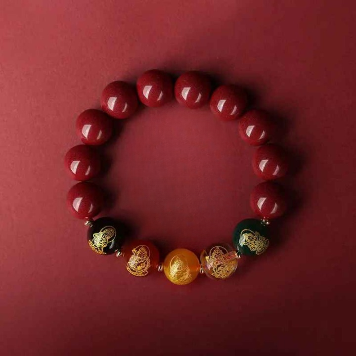 Bracelet spirituel rouge posé à plat, présenté comme talisman Feng Shui pour la chance financière.