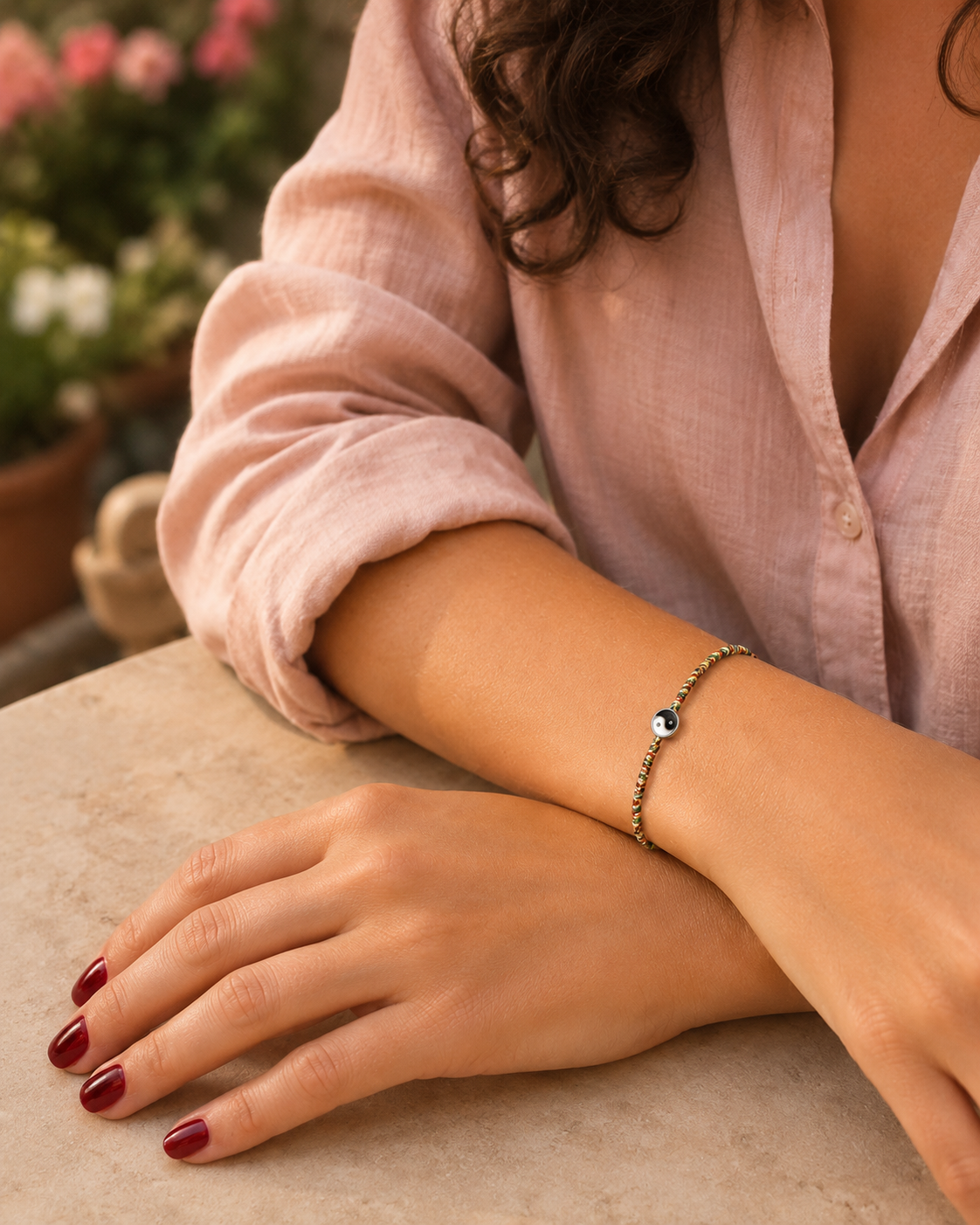 Bracelet Feng Shui pensé autour de l’équilibre et de l’énergie positive. Le médaillon noir et blanc crée un repère visuel élégant pour se recentrer.