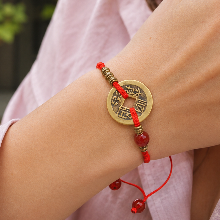 Bracelet Feng Shui avec sapèque ancienne et cordon tressé, pensé comme un talisman élégant pour accompagner chance et prospérité au quotidien.