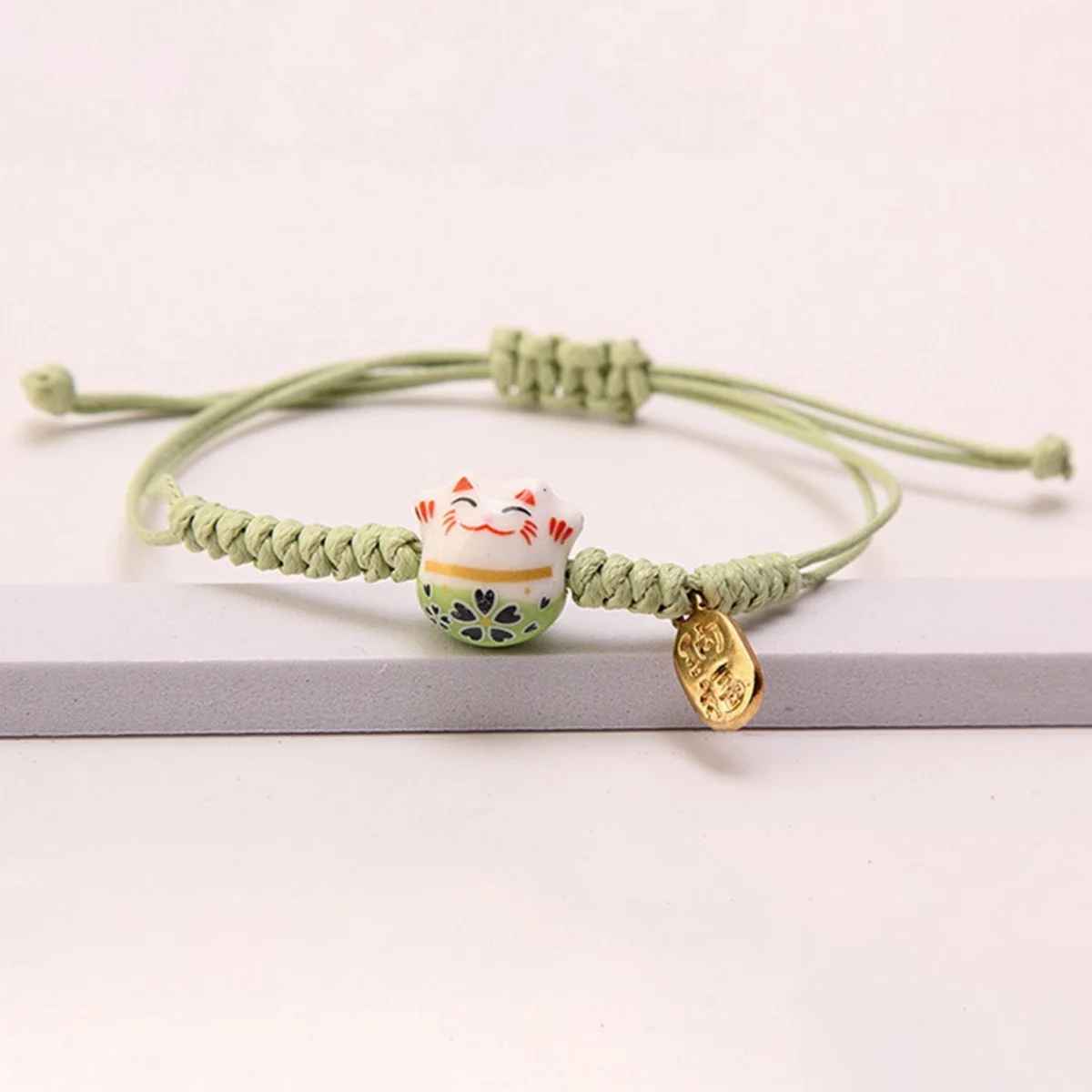 Bracelet porte-bonheur unisexe rouge, inspiré du Feng Shui et du Maneki Neko.