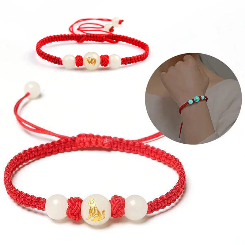 Vue rapprochée du médaillon du bracelet zodiaque chinois lumineux sur fond blanc. Détail de l'effet fluorescent.