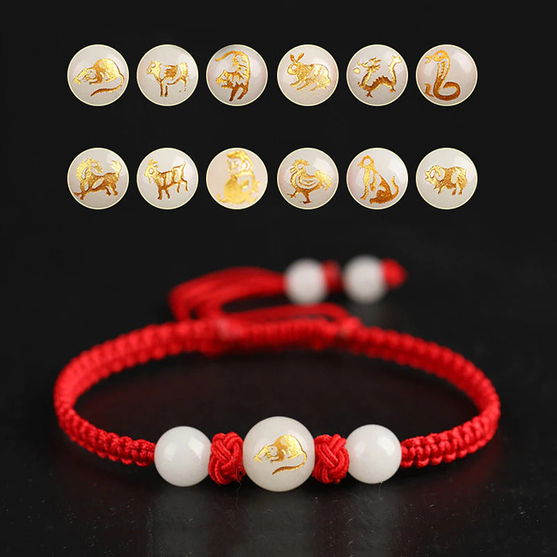 Bracelet Feng Shui rouge en corde cirée avec symbole du zodiaque chinois fluorescent.