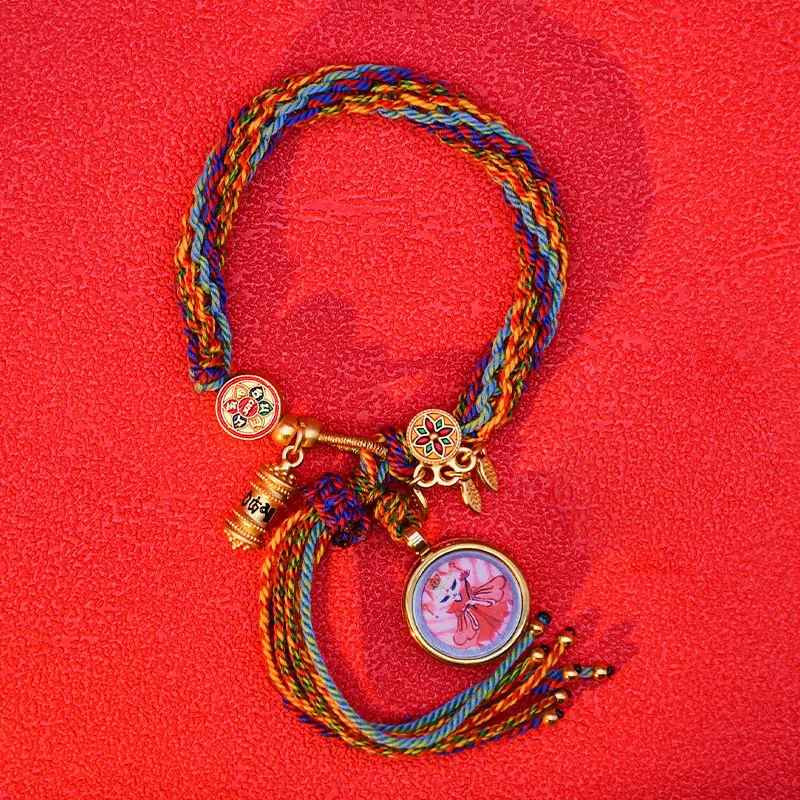 Cordon artisanal rappelant les bracelets porte-bonheur traditionnels.