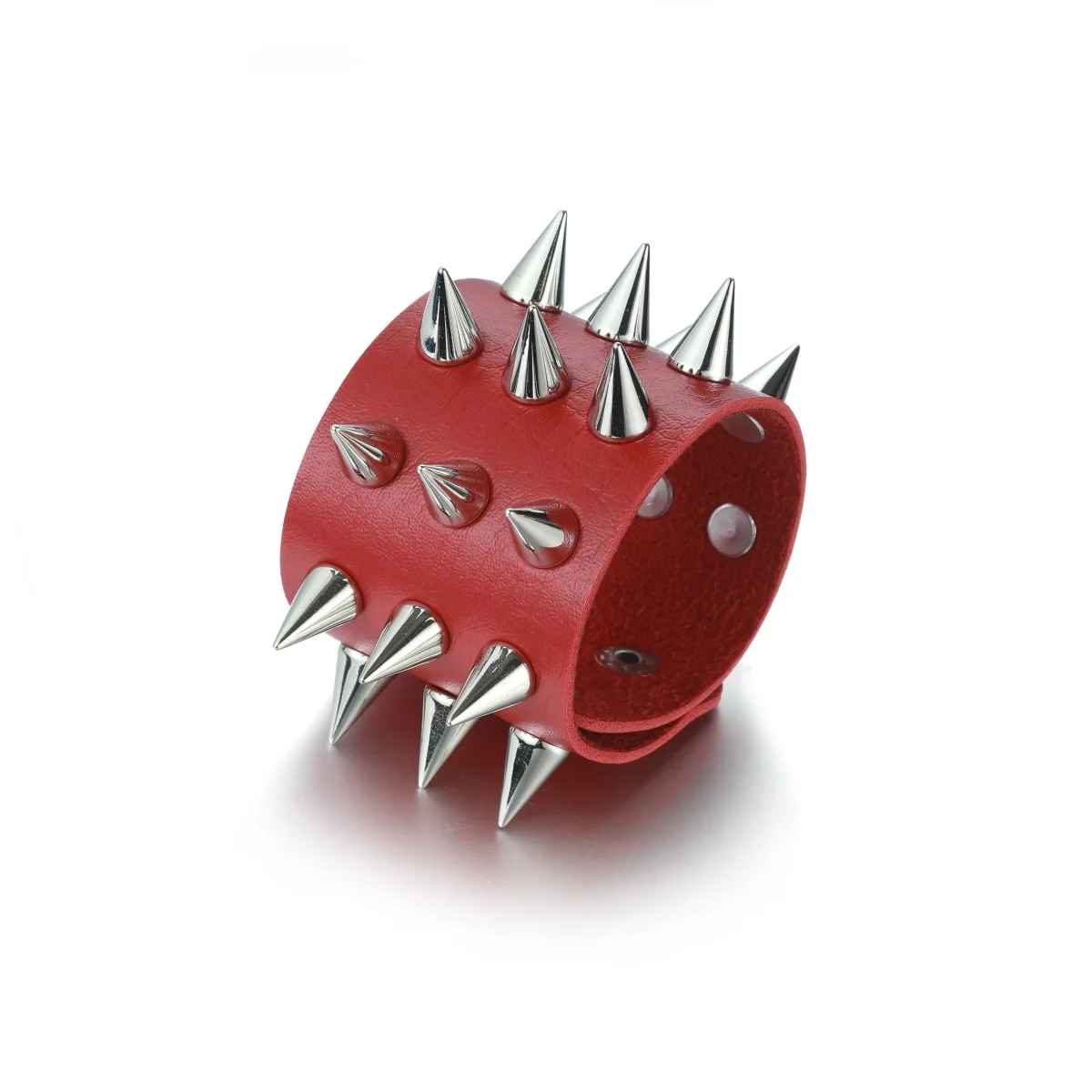 Bracelet gothique en cuir rouge avec trois rangées de clous coniques argentés.