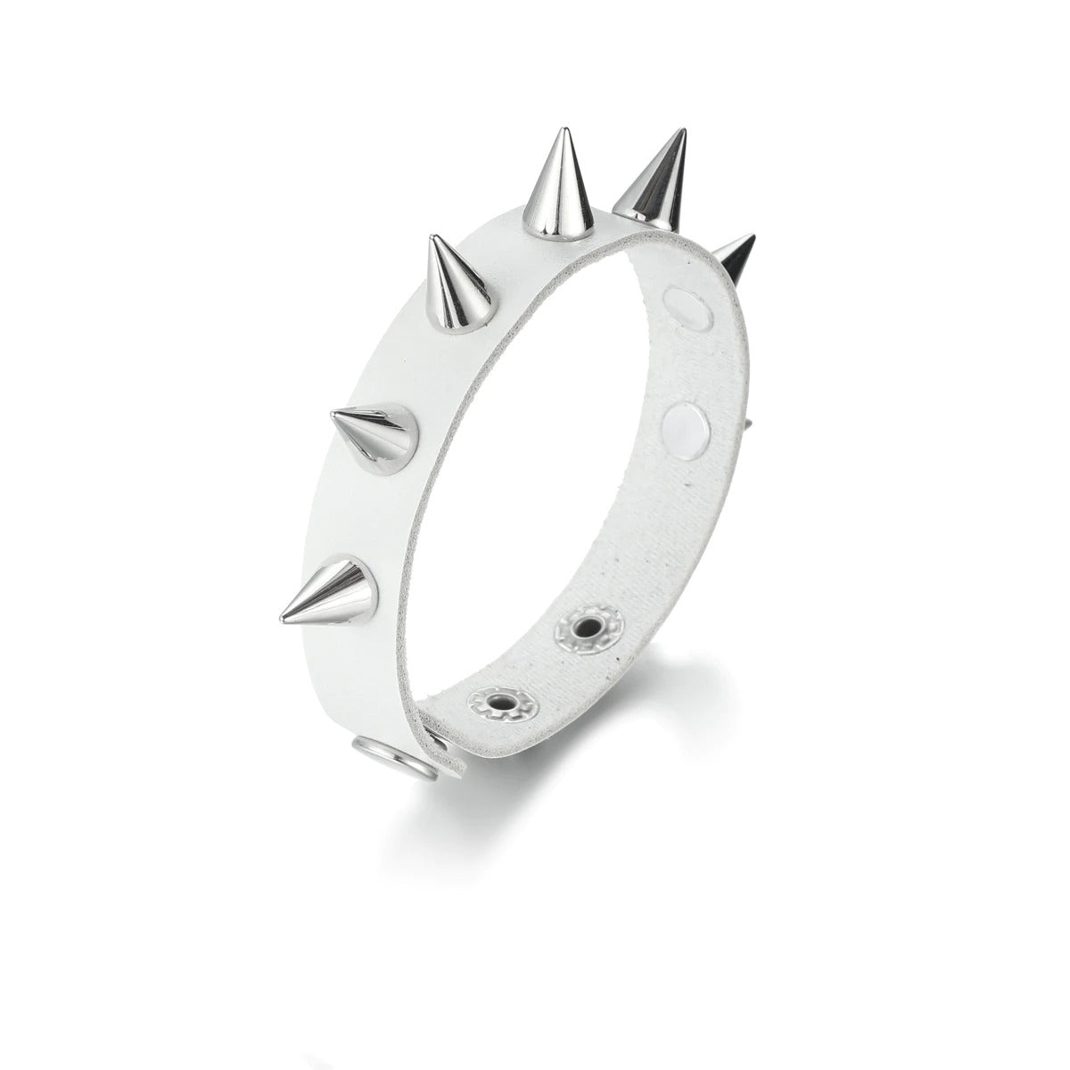 Bracelet gothique unisexe porté au poignet, look rock et affirmé. Style très chic en blanc.