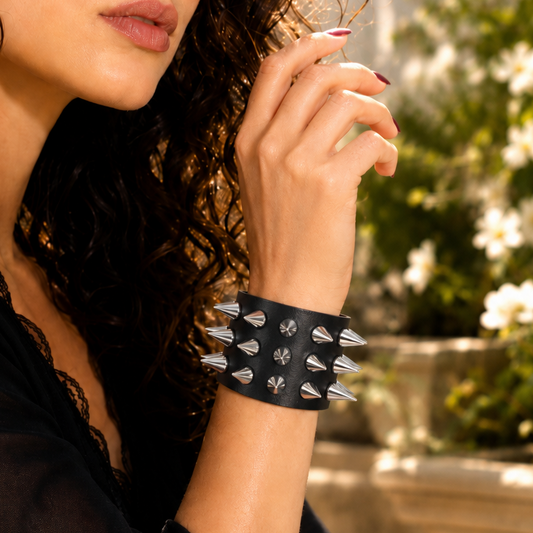 Bracelet gothique clouté en cuir synthétique, pensé pour un style rebelle, audacieux et affirmé. Ses clous coniques apportent une énergie punk et rock inspirée des années 80.
