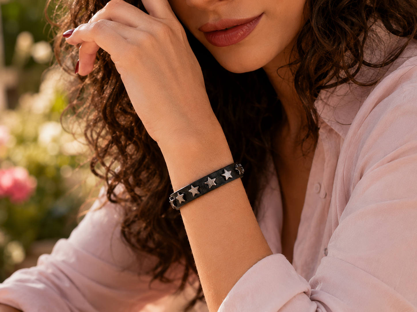Bracelet gothique en cuir noir avec boutons-pression réglables. Sa finition structurée apporte une touche sombre et expressive au poignet.