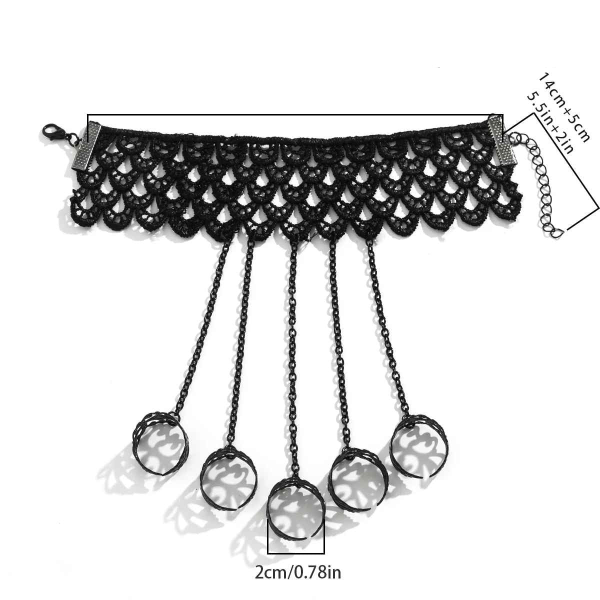 Bracelet gothique romantique porté sur la main avec bagues assorties.