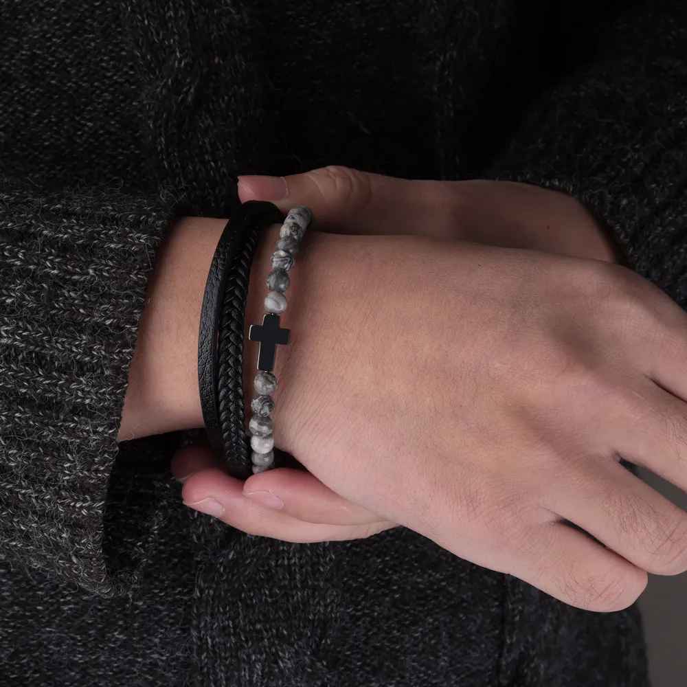 Bracelet masculin combinant cuir tressé et perles minérales rondes.