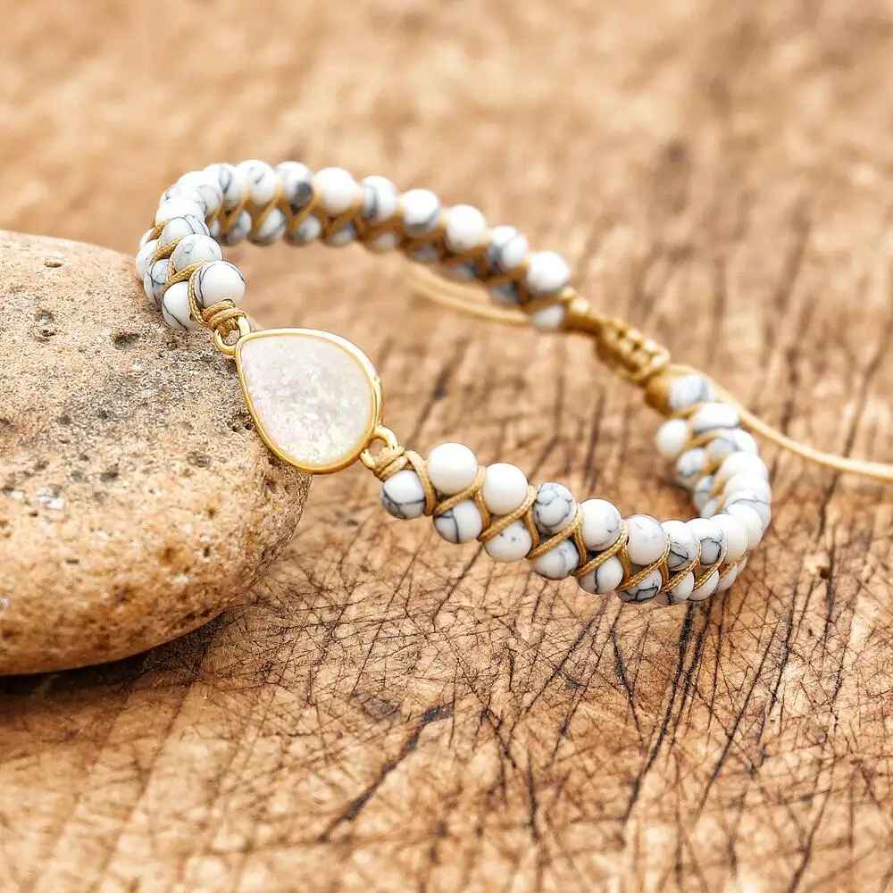 Bracelet en howlite et opale diffusant une énergie positive et une élégance naturelle.