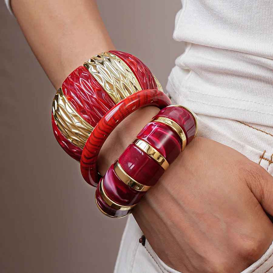 Bracelet en résine ivoire marbrée, design épuré et élégant.