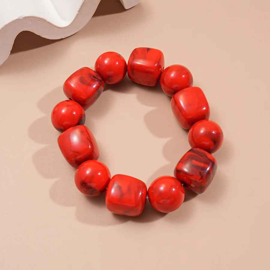 Bracelet ivoire large en résine marbrée, style chic.