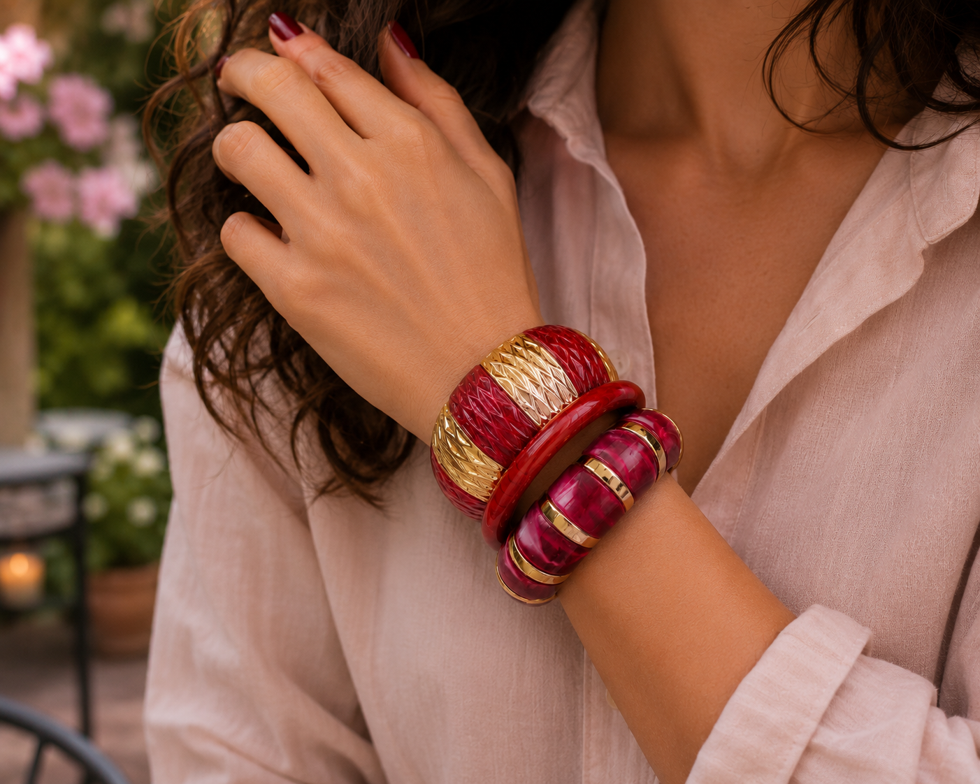 Bracelet large en résine porté avec d’autres bracelets pour composer une accumulation harmonieuse. La finition brillante renforce son allure raffinée.