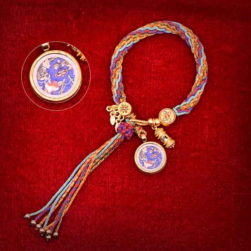 Cordon coloré avec charme doré associé à la chance selon certaines croyances.