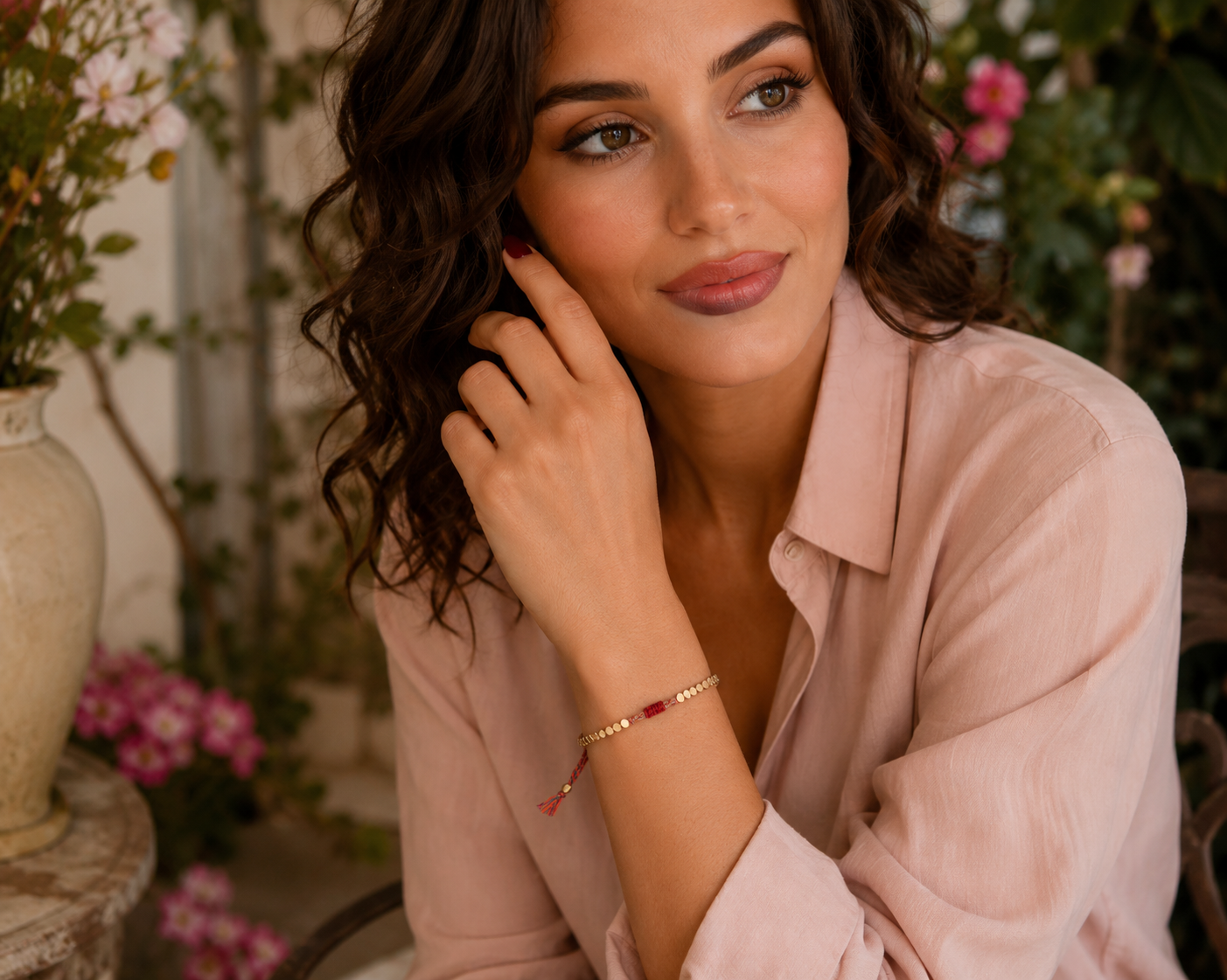 Bracelet macramé ajustable avec perles en cuivre doré, facile à porter seul ou avec d’autres bijoux fins.