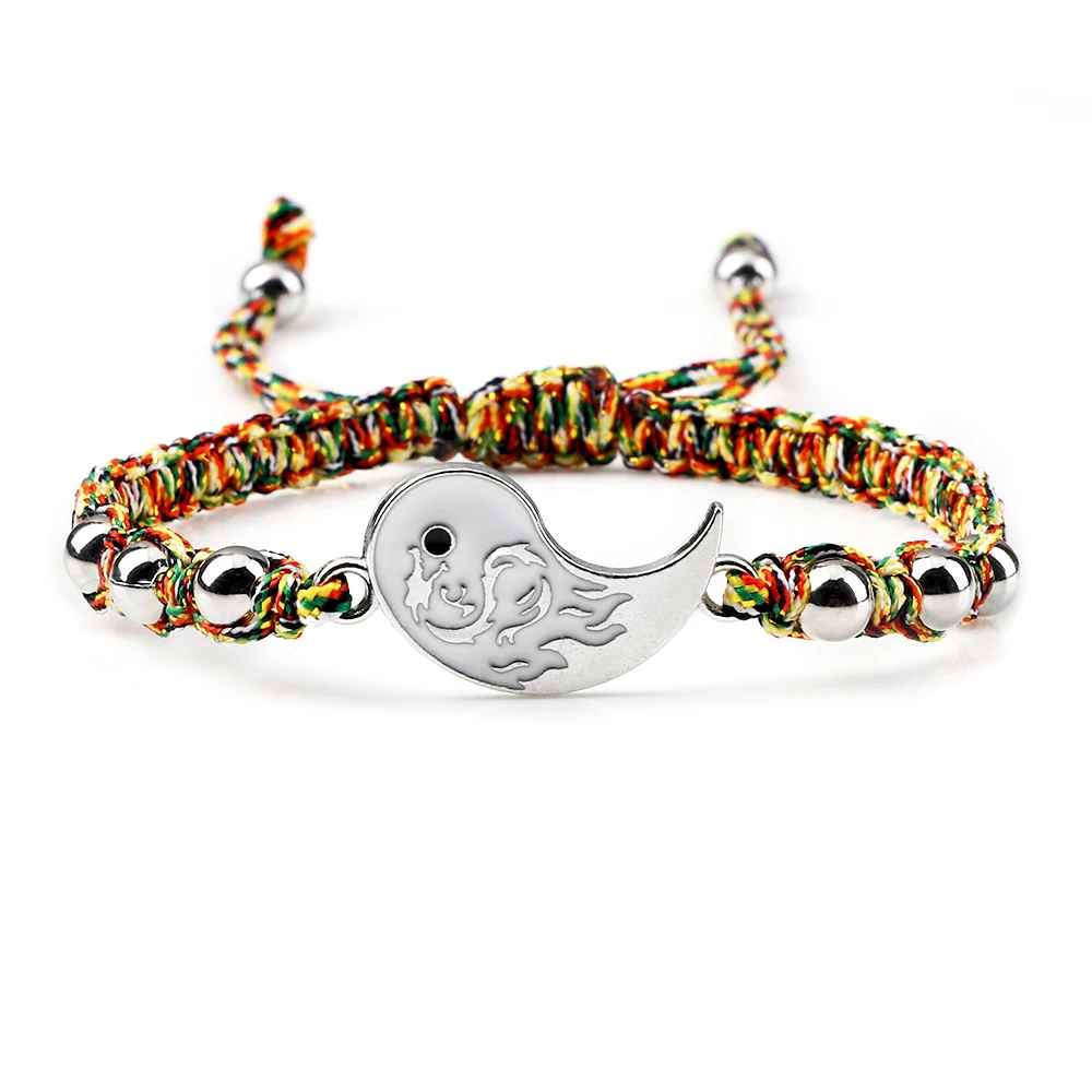 Le macramé évoque le lien, la continuité et la patience du geste dans la durée.