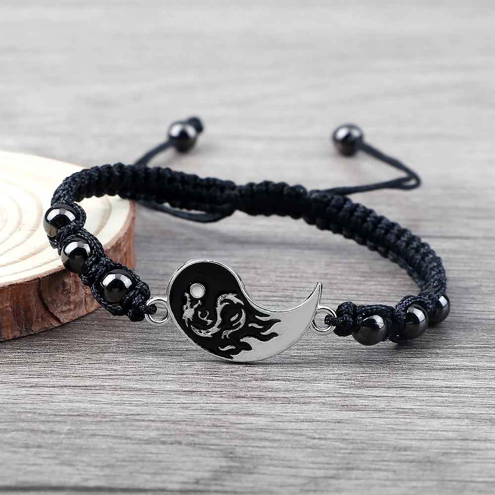 Nœud coulissant tressé permettant d’ajuster facilement la taille du bracelet.