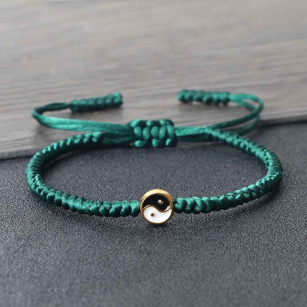 Bracelet pensé pour se porter seul ou s’empiler avec d’autres bijoux, sans perdre sa lisibilité.