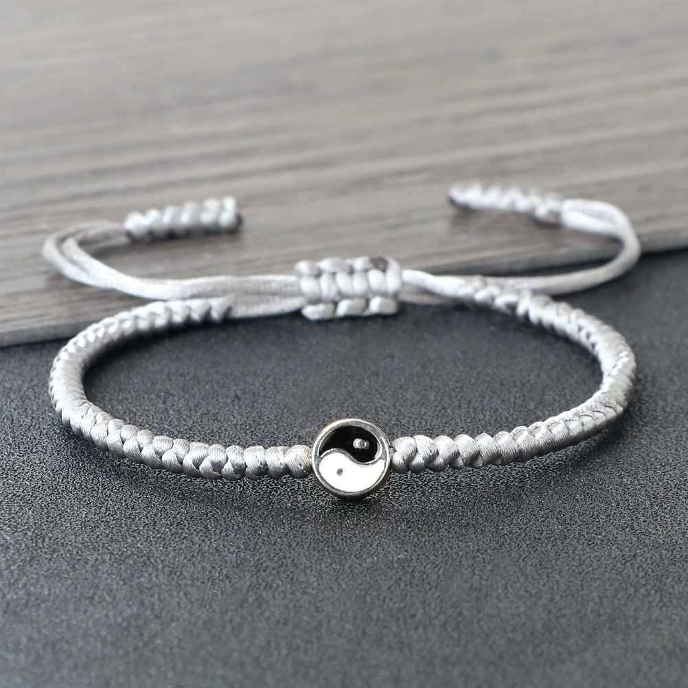 Bracelet porte-bonheur inspiré du Feng Shui, associant tresse et Yin Yang pour une intention de calme.