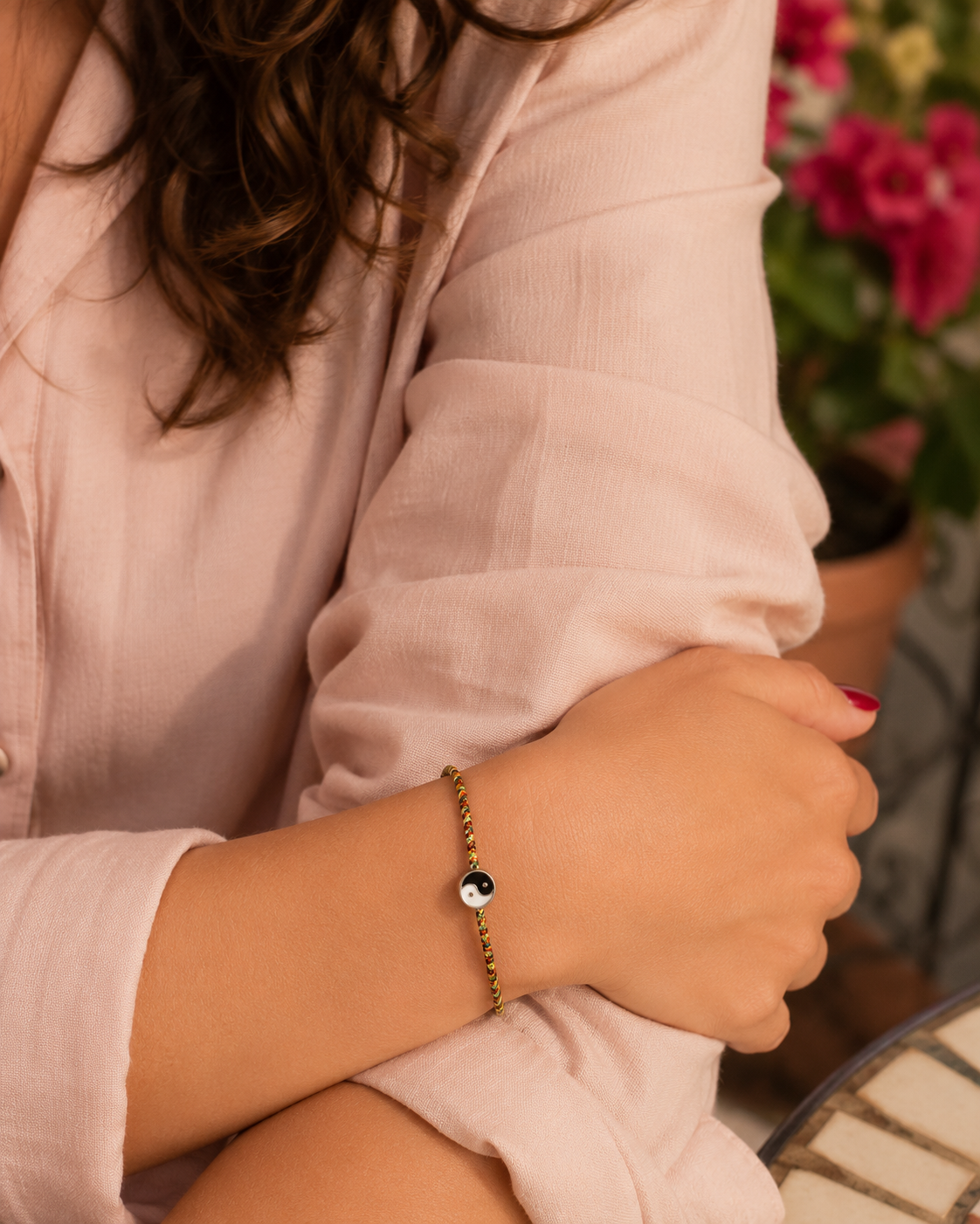 Bracelet en macramé avec talisman Yin Yang, idéal pour porter un symbole d’harmonie au quotidien. Le cordon tressé s’adapte facilement au poignet.