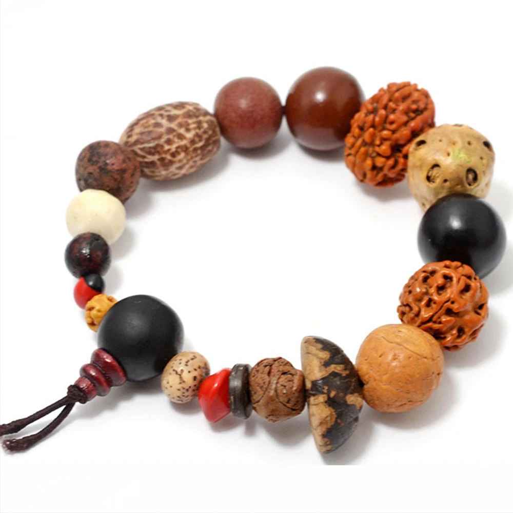 Gros plan sur les différentes graines Bodhi du bracelet mala, montrant leurs formes irrégulières et leur aspect naturel.