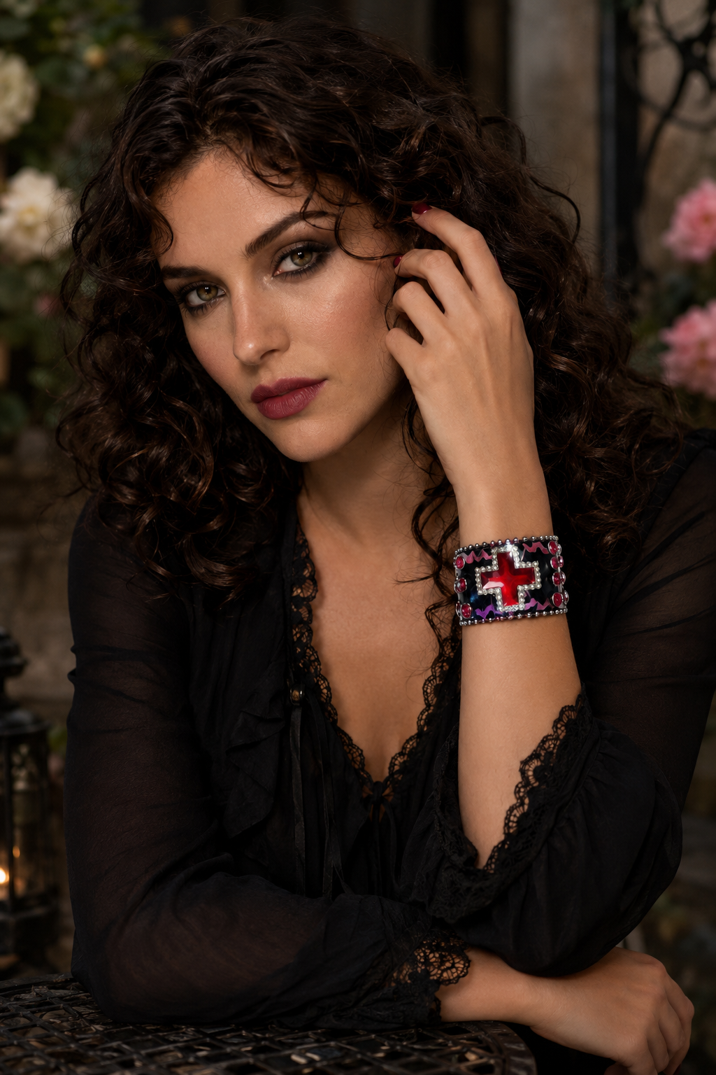 Bracelet manchette gothique mis en valeur sur un poignet féminin, avec une allure rock alternatif et des finitions métalliques travaillées. Le bijou apporte une présence forte à une tenue noire élégante.
