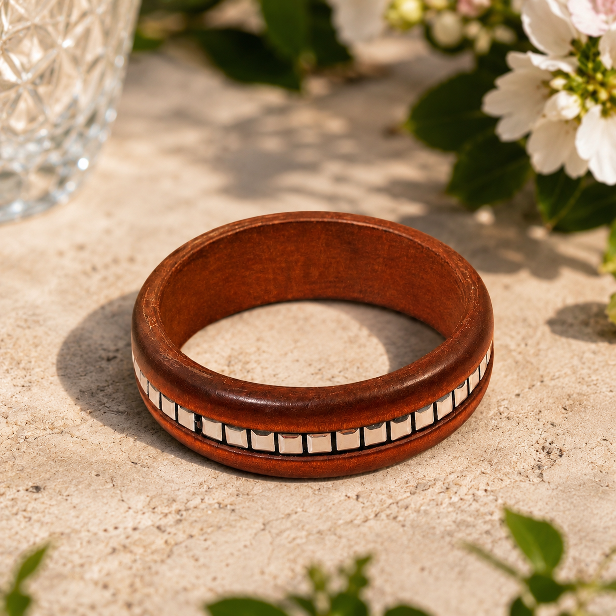 Bracelet manchette en bois naturel à la présence affirmée, parfait pour structurer le poignet avec élégance.