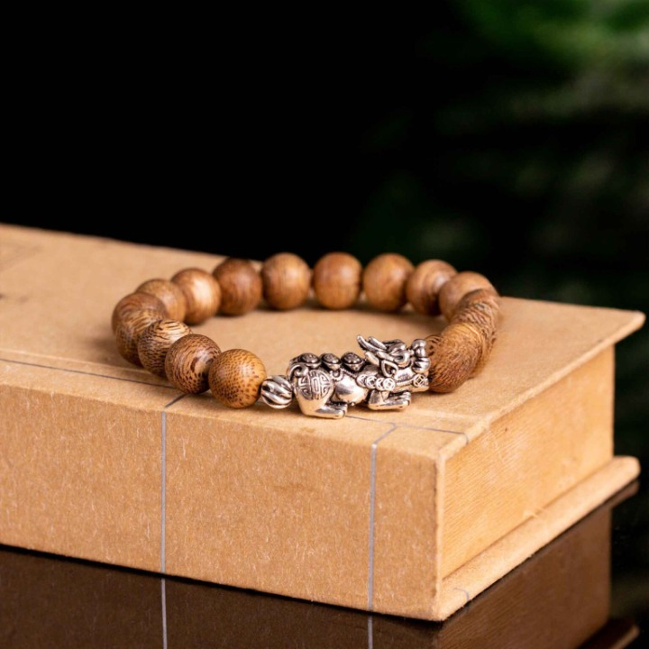 Breloque Pixiu sculptée en argent massif 925 montée sur bracelet.