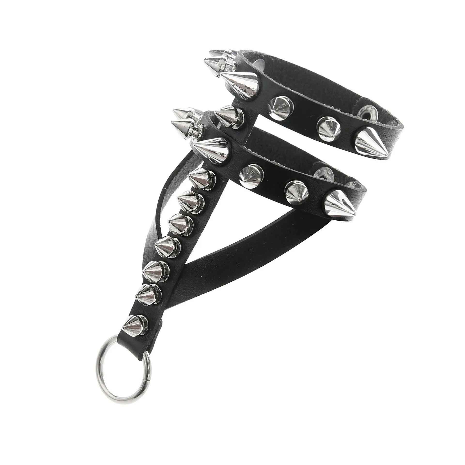 Bracelet bleu en cuir décoré de clous coniques et anneau métallique inférieur.