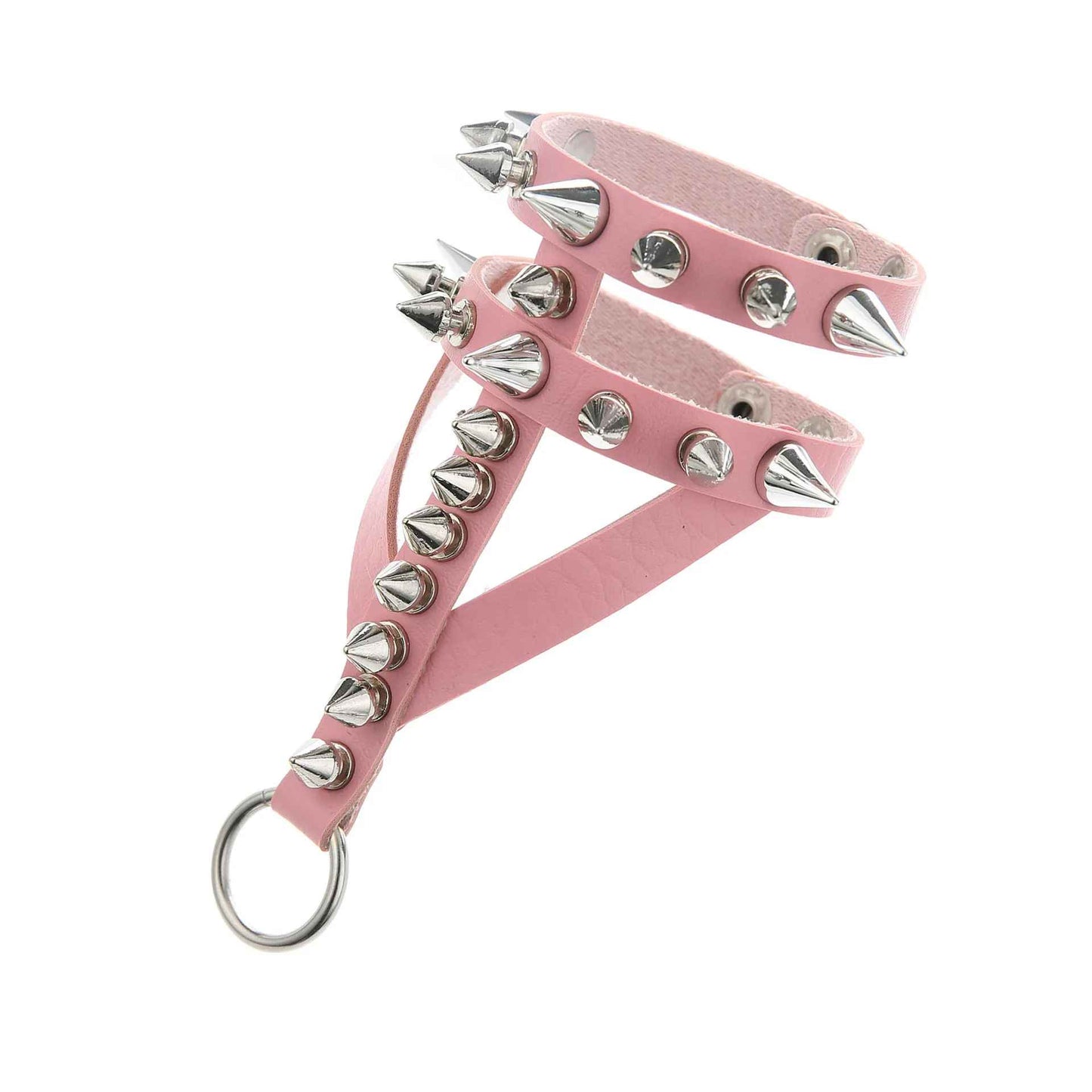 Bracelet noir porté au poignet, formant un harnais médiéval autour de la main.