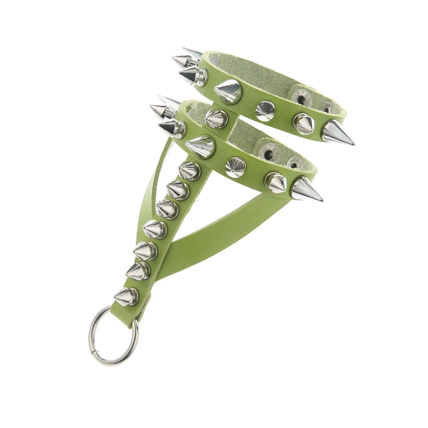 Bracelet noir clouté en cuir, ajusté sur le poignet avec pointes argentées.