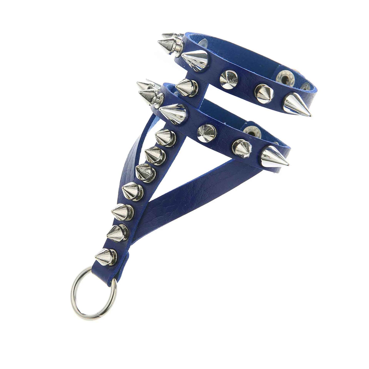 Bracelet noir clouté photographié en gros plan, montrant ses rivets métalliques.