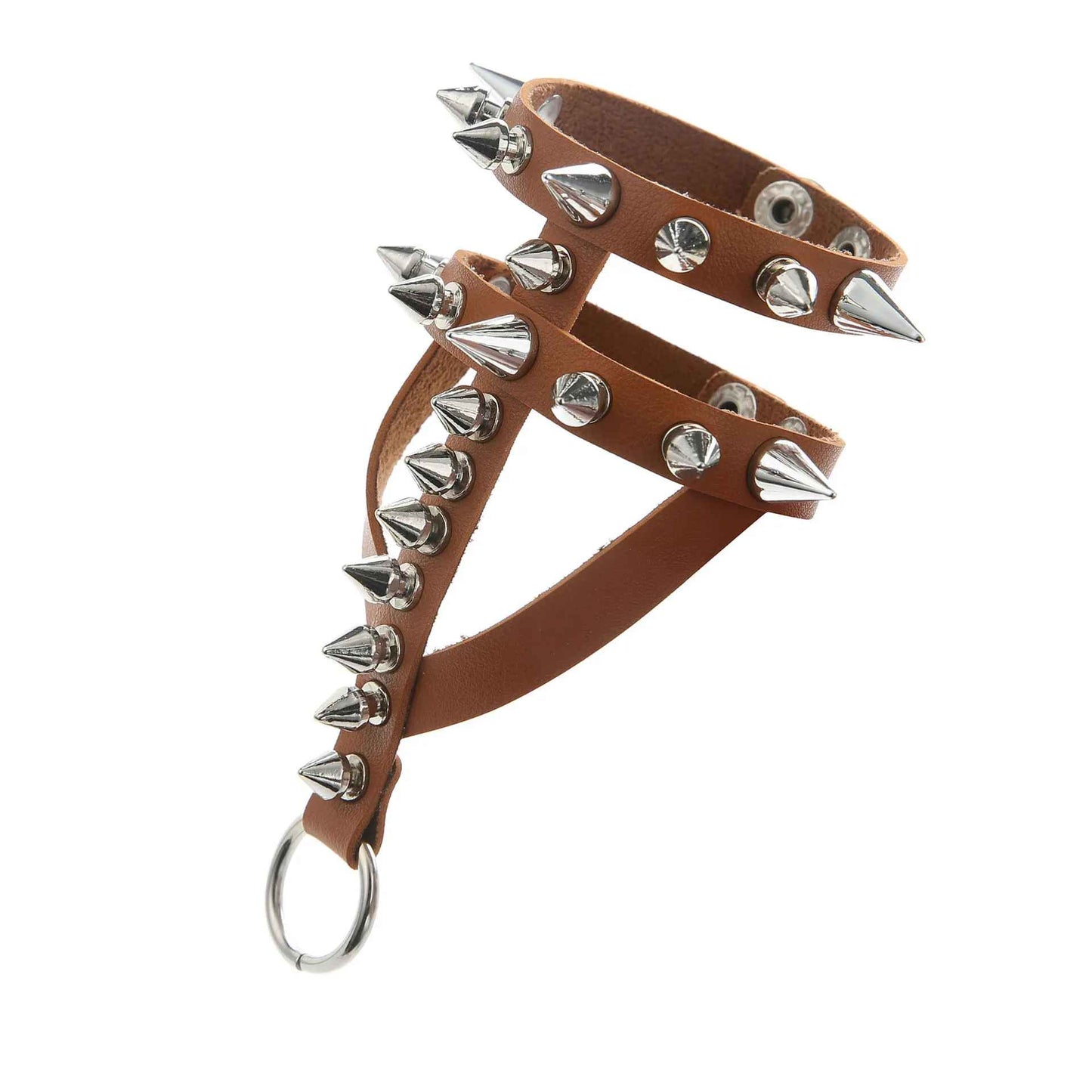 Bracelet gothique noir formant un harnais de main, porté avec une tenue sombre.