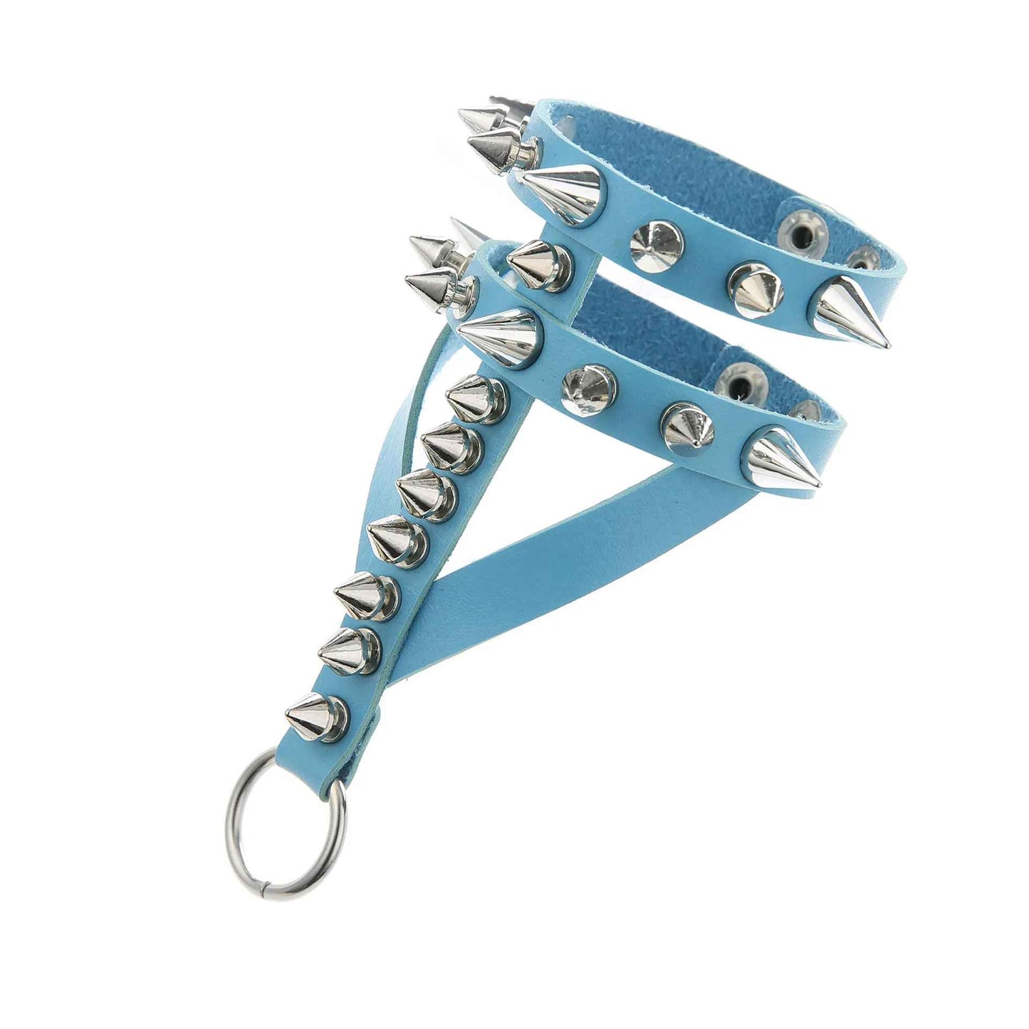 Bracelet bleu clair avec lanières croisées et pointes métalliques argentées, présenté seul sur fond blanc.